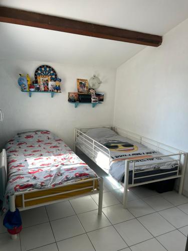une chambre avec deux lits superposés dans une pièce dans l'établissement Jolie maison familiale, à Tourrettes