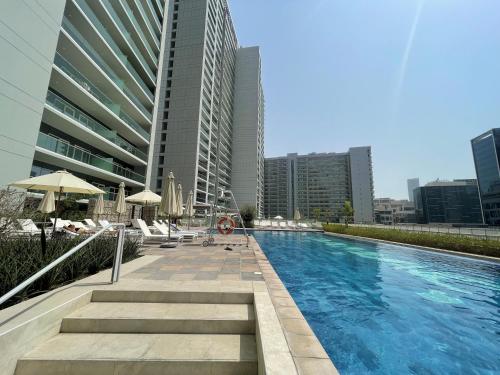 Bazén v ubytování New Reva Hotel Apartment next Burj Khalifa nebo v jeho okolí