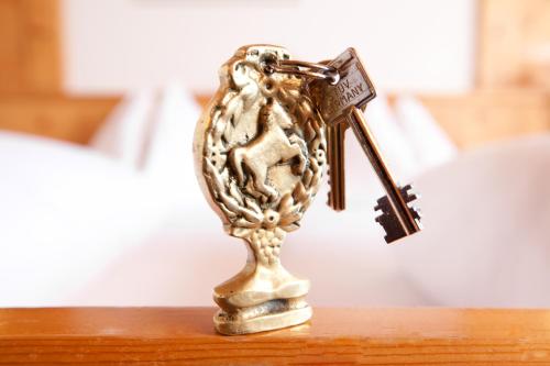 a metal object with a pair of keys on a table at Appartementhaus zum Holzknecht am See in Neustift im Stubaital