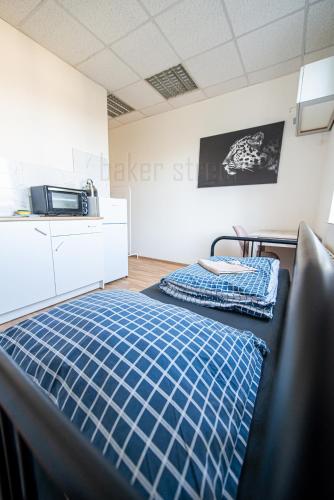 Snug room close to metro Palmovka