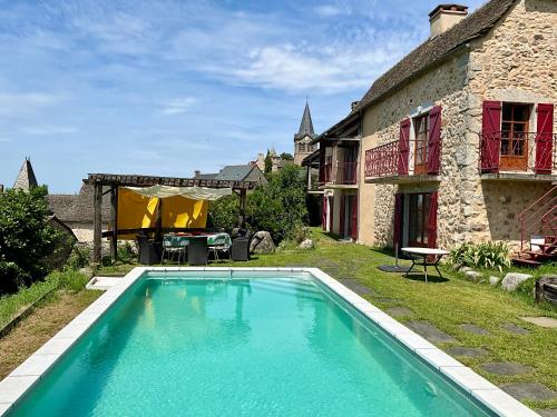 - une piscine dans une cour à côté d'un bâtiment dans l'établissement Beautifully Restored Farmhouse Villa, à Lunac