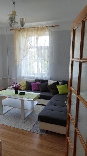 Ruang duduk di Keskallee Apartment