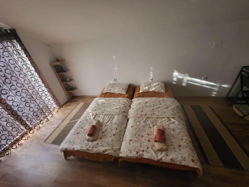 Postel nebo postele na pokoji v ubytování Apartman Centar Strpce