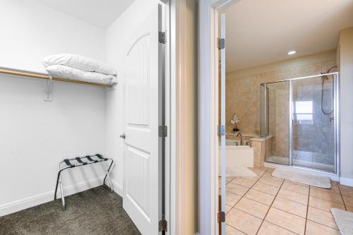 Ένα μπάνιο στο Lake LBJ Condo with Private Balcony, Lake Views