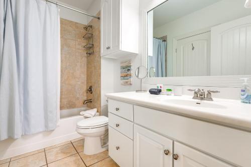 Ένα μπάνιο στο Lake LBJ Condo with Private Balcony, Lake Views