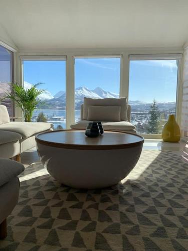 a living room with a large tub in the middle of a room at EnUtsiktBalsfjord in Storsteinnes