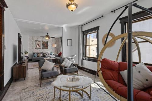 Posezení v ubytování Luxury 8 BR 4 Ba - Just 1 block from the Beach!
