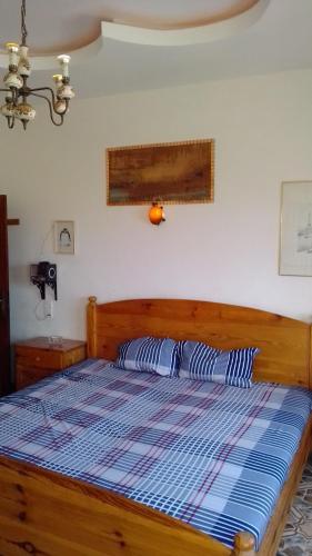 a bedroom with a bed with a blue and white comforter at LaBelleVue - penthouse en Sipres 5, plage in Mbaw