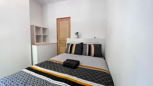 シャラントン・ル・ポンにある"Évasion chic" près de Paris, du métro et du boisの白い部屋にあるベッドのある寝室