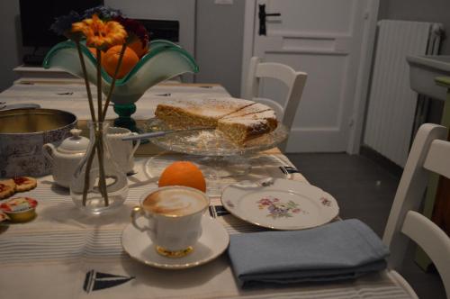 een tafel met een cake en een kopje koffie bij B&B Al Golfo in Salerno