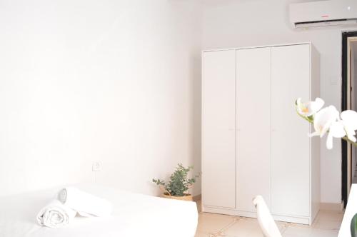 een witte slaapkamer met een grote witte kledingkast bij VM Sun & Beach in Almería