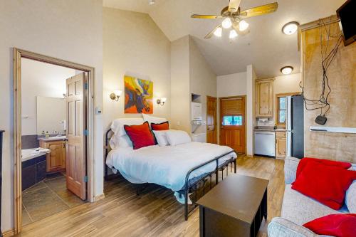 Ένα ή περισσότερα κρεβάτια σε δωμάτιο στο Alpine Retreat #6