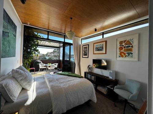 Ένα ή περισσότερα κρεβάτια σε δωμάτιο στο Studio with a View