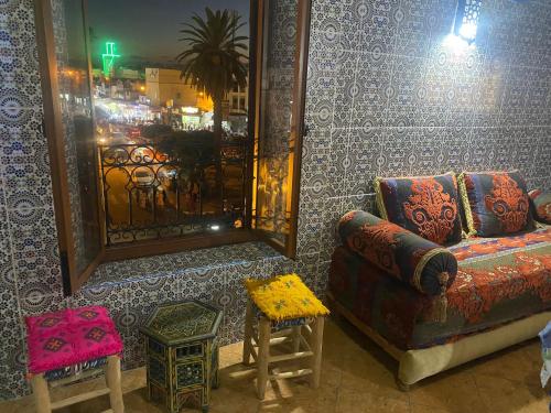 a living room with a couch and a mirror at Maison Charif in El Jadida