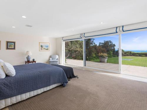 En eller flere senge i et værelse på Fishermans Beach Cliff Top