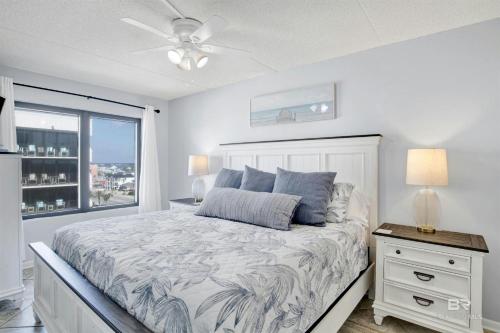 Ένα ή περισσότερα κρεβάτια σε δωμάτιο στο Condo on the Beach- walk to restaurants, shops and activities.