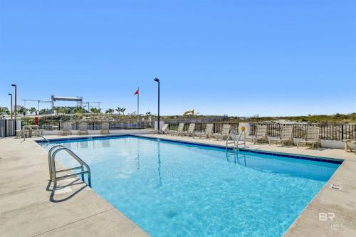 Πισίνα στο ή κοντά στο Condo on the Beach- walk to restaurants, shops and activities.