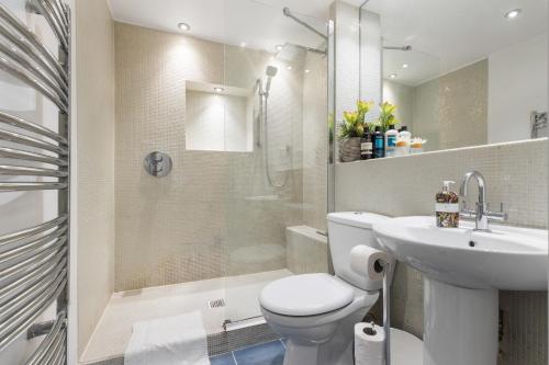een badkamer met een toilet, een wastafel en een douche bij Westminster Classic Massionette in Londen