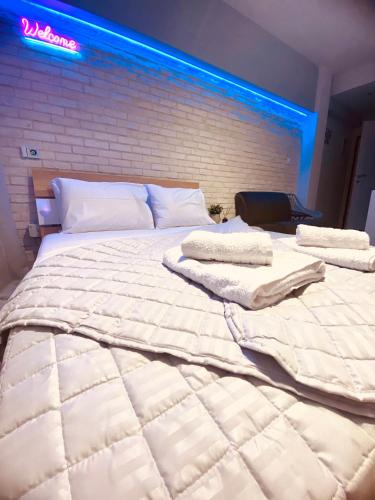Neon City Pulse - Casa Nativa