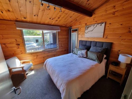 Postel nebo postele na pokoji v ubytování Redwood Hub