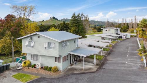 an aerial view of a house with a parking lot at Mahoe Motel in Taumarunui
