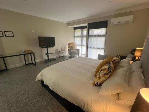 Ένα ή περισσότερα κρεβάτια σε δωμάτιο στο Lake Macquarie Manor