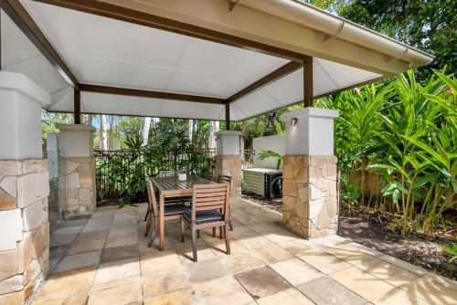 Jardín al aire libre en Fresco Tropical: Private Pool Haven by Golf Course