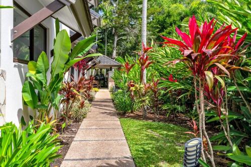 Jardín al aire libre en Fresco Tropical: Private Pool Haven by Golf Course