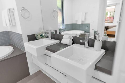 Un baño de Fresco Tropical: Private Pool Haven by Golf Course