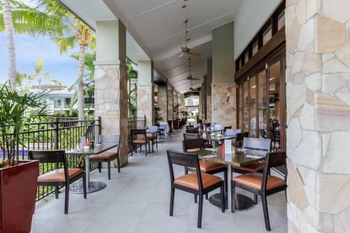 Un restaurante o sitio para comer en Fresco Tropical: Private Pool Haven by Golf Course