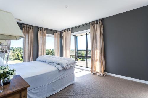 Ένα ή περισσότερα κρεβάτια σε δωμάτιο στο Red Hill Ridgeview Luxury Retreat