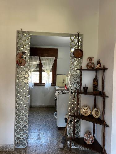 a room with a kitchen with a window and a shelf at La Querencia in Mercedes