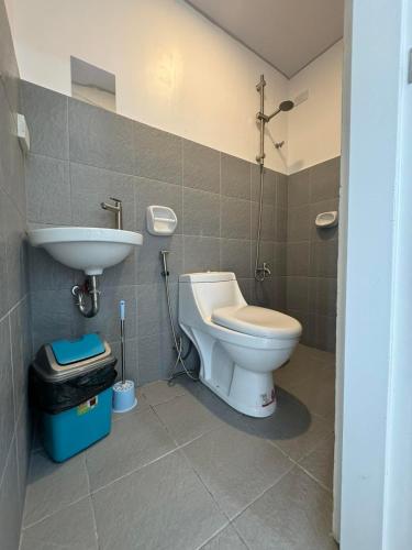a bathroom with a toilet and a sink at studio condo in urdaneta in Urdaneta