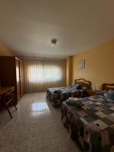 Ένα ή περισσότερα κρεβάτια σε δωμάτιο στο Hostal Pensión LA TORRE