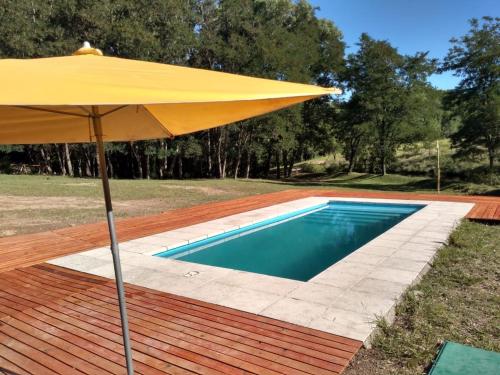 ビージャ・ヤカントにあるEstancia La Victoria - Cabañas de Montañaの黄色の傘