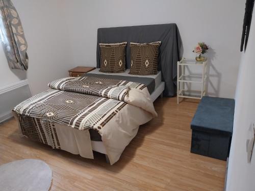 une chambre avec un lit avec des oreillers dessus dans l'établissement Zoe 3 Chambres d'hôtes, à Savigny-sur-Orge