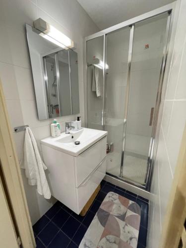 une salle de bain avec un lavabo blanc et une douche dans l'établissement Modern Cozy studio SEW VIEW, à Fréjus