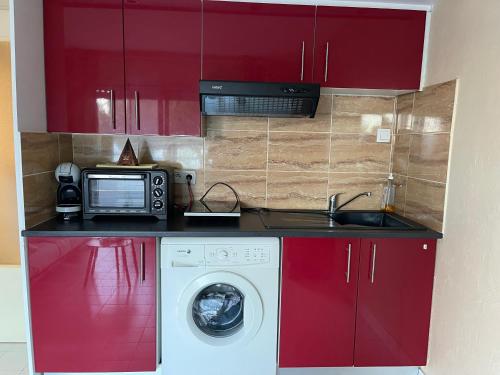 une cuisine avec un micro-ondes et un lave-linge dans l'établissement Modern Cozy studio SEW VIEW, à Fréjus