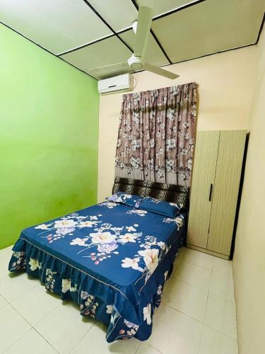 Katil atau katil-katil dalam bilik di D JERAI Homestay