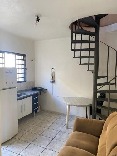 een keuken en een woonkamer met een wenteltrap bij Refúgio no Centro da Cidade in Águas de Lindóia