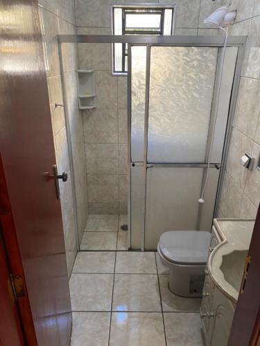 een kleine badkamer met toilet en douche bij Refúgio no Centro da Cidade in Águas de Lindóia