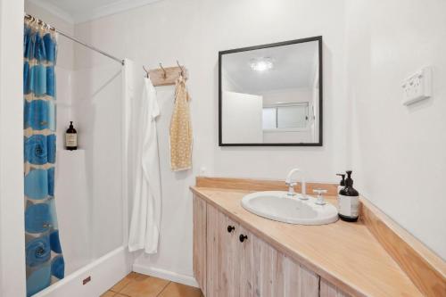 un baño con lavabo y espejo en Darlana House - BYO Linen, en Anglesea
