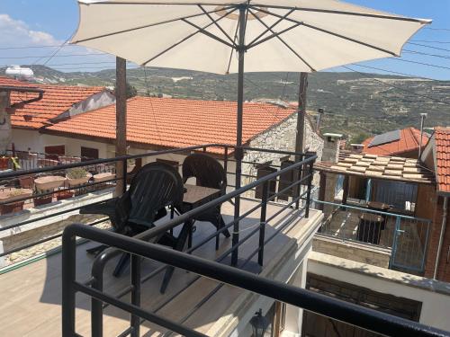 Balkón nebo terasa v ubytování Omodos Katoi Holiday Homes