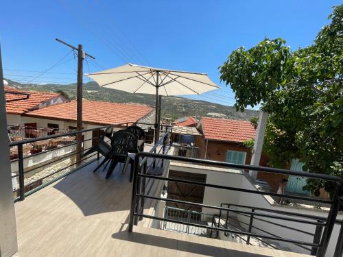 Balkón nebo terasa v ubytování Omodos Katoi Holiday Homes