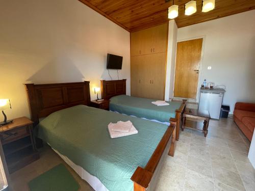 Postel nebo postele na pokoji v ubytování Omodos Katoi Holiday Homes