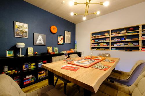 ein Esszimmer mit einem Holztisch und Stühlen in der Unterkunft Board Game House Tokyo in Tokio