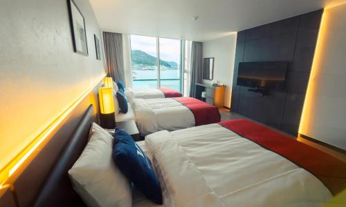 Postel nebo postele na pokoji v ubytování Venezia Hotel and Suite