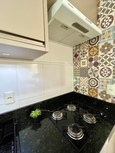 a kitchen with a stove top in a kitchen at Apê aconchego in Brusque