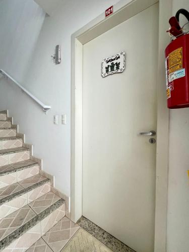 a door in a stairwell with a fire hydrant at Apê aconchego in Brusque