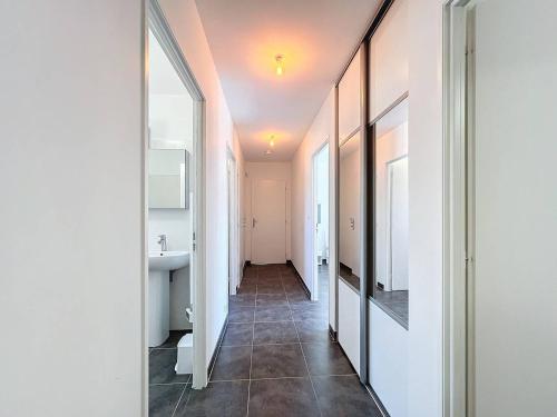 - un couloir d'une salle de bains pourvue d'un lavabo et d'un miroir dans l'établissement Villa climatisée avec terrasse, parking et WiFi - Animaux admis à La Cadière-d'Azur - FR-1-770-38, à Laouque